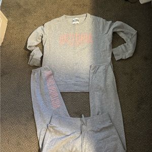 Victoria sport sweatsuit size large top and medium bottoms